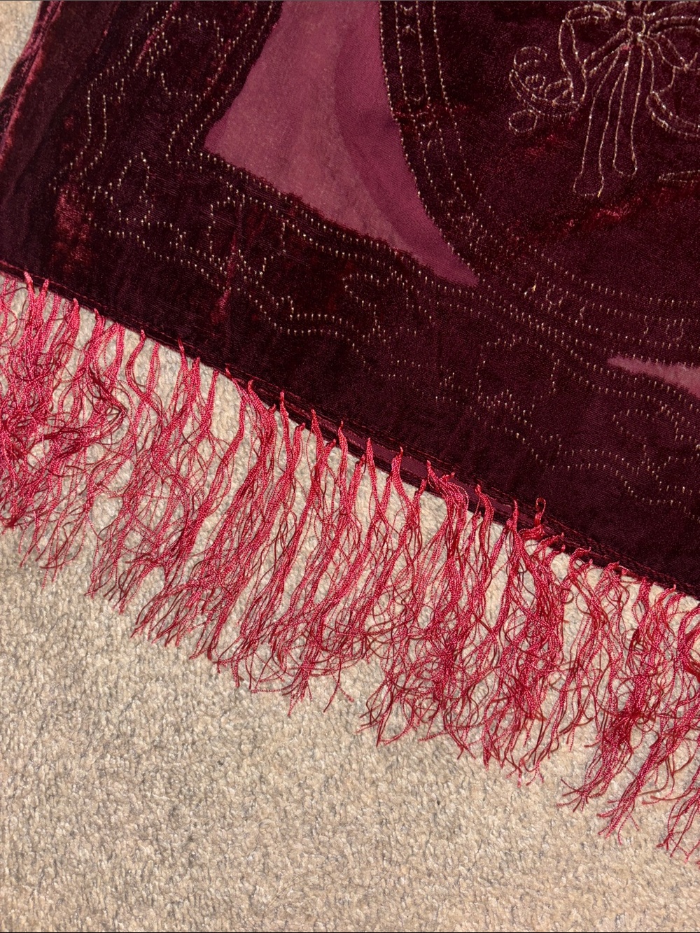 🥀 {FINAL SALE} Vintage Velvet Floral Burnout Shawl ~ Burgundy - Picture 6 of 10